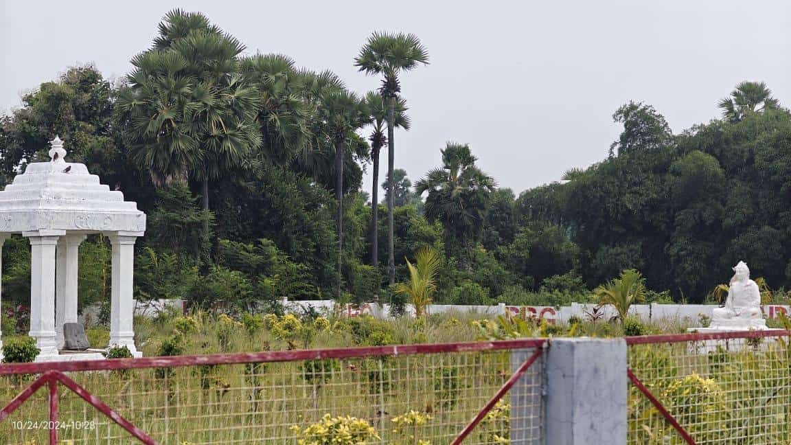 Lush green park area within BBG True Empire Commercial Block, perfect for families considering villa plots for sale